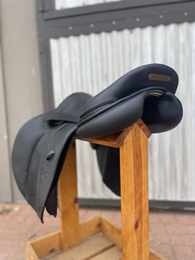 PRISTINE 2021 Voltaire Palm Beach Saddle - 17.5" 3AAA Full Black Buffalo