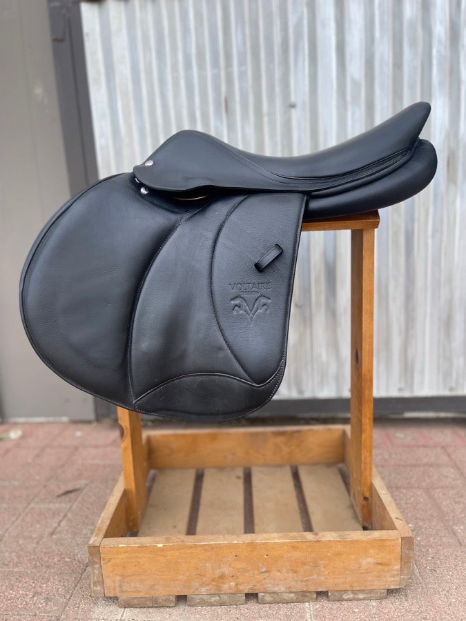 PRISTINE 2021 Voltaire Palm Beach Saddle - 17.5" 3AAA Full Black Buffalo