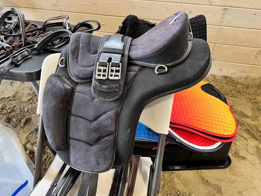 TOUGH 1 Treeless Saddle (2)