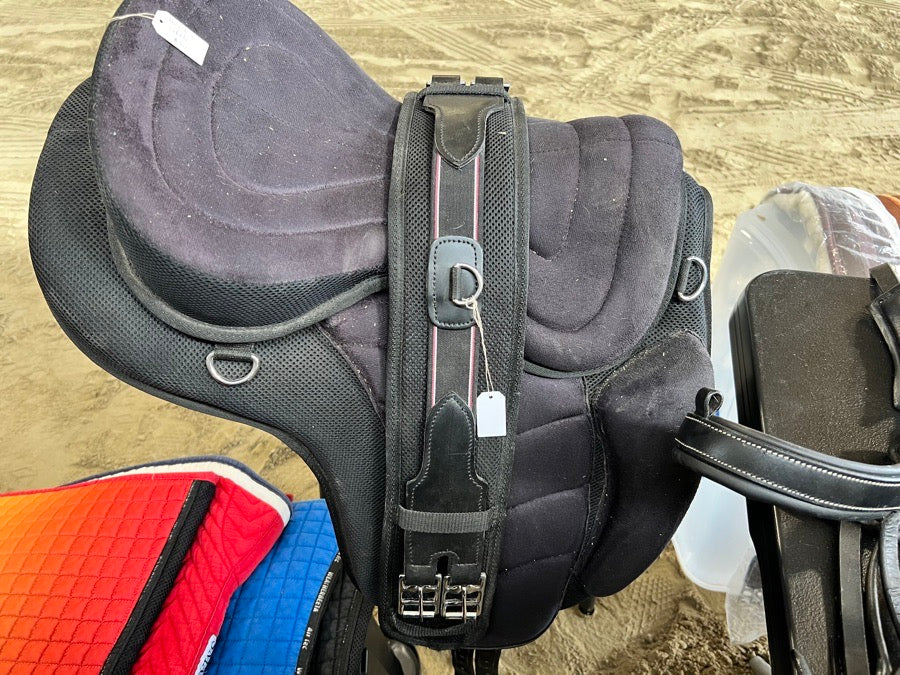 TOUGH 1 Treeless Saddle