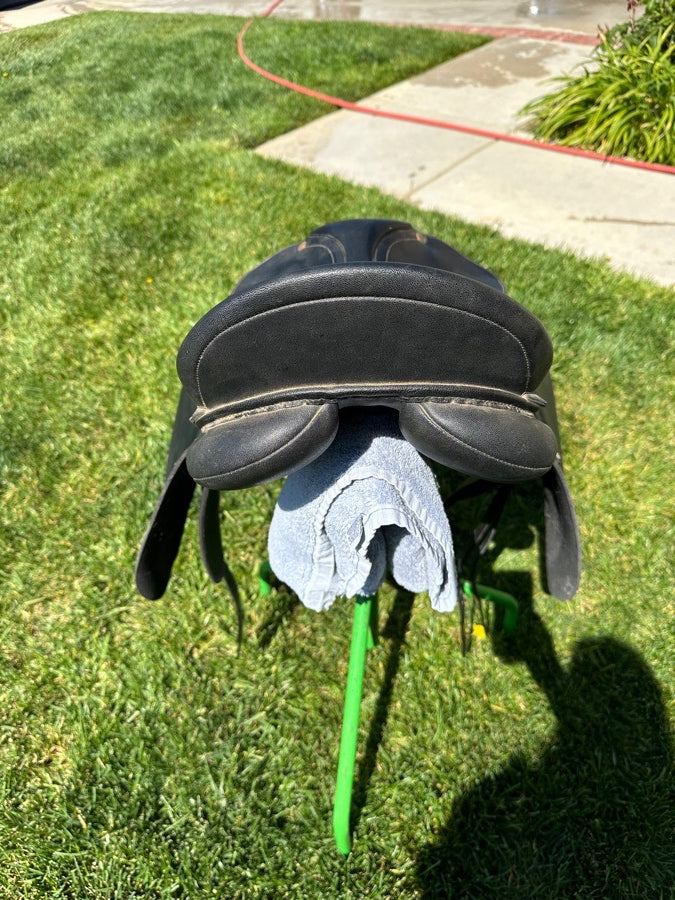 WINTEC Wintec 17.5” adjustable gullet dressage saddle (4)
