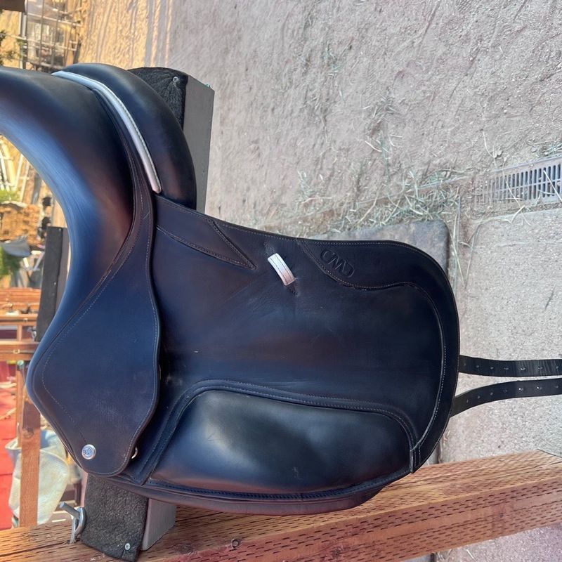 17” 2022 SE05 CWD Dressage Saddle Medium Wide Tree
