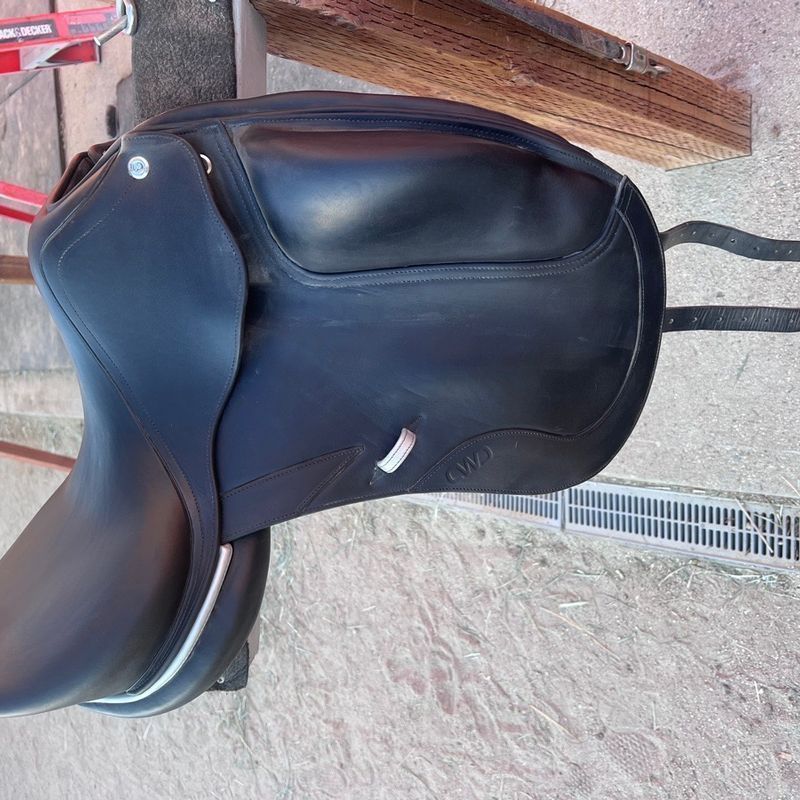 17” 2022 SE05 CWD Dressage Saddle Medium Wide Tree