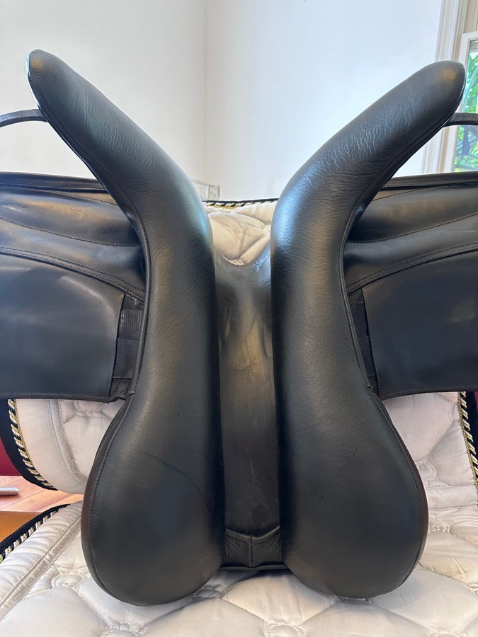 17.5" Custom Saddlery Buffalo Advantage R * New Wool Flocked * 2750 + shipping