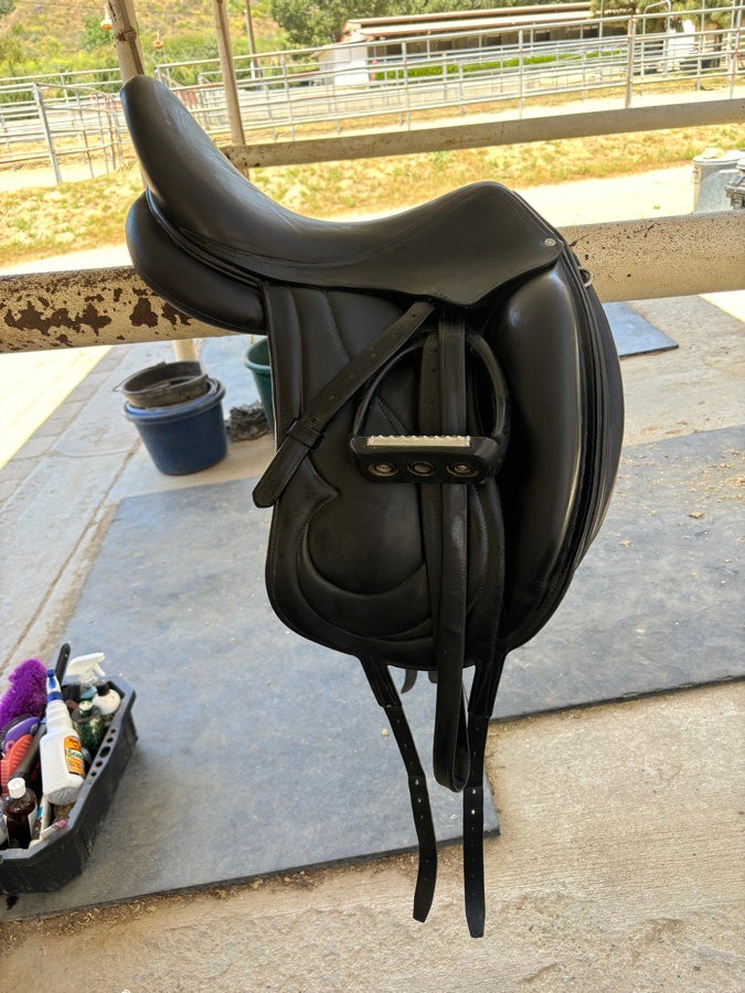 17.5 Antares Cadence Dressage Saddle