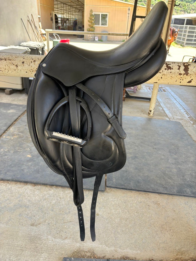 17.5 Antares Cadence Dressage Saddle