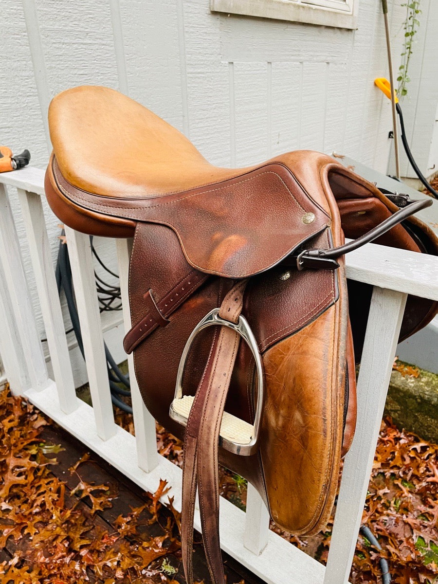Collegiate Saddle