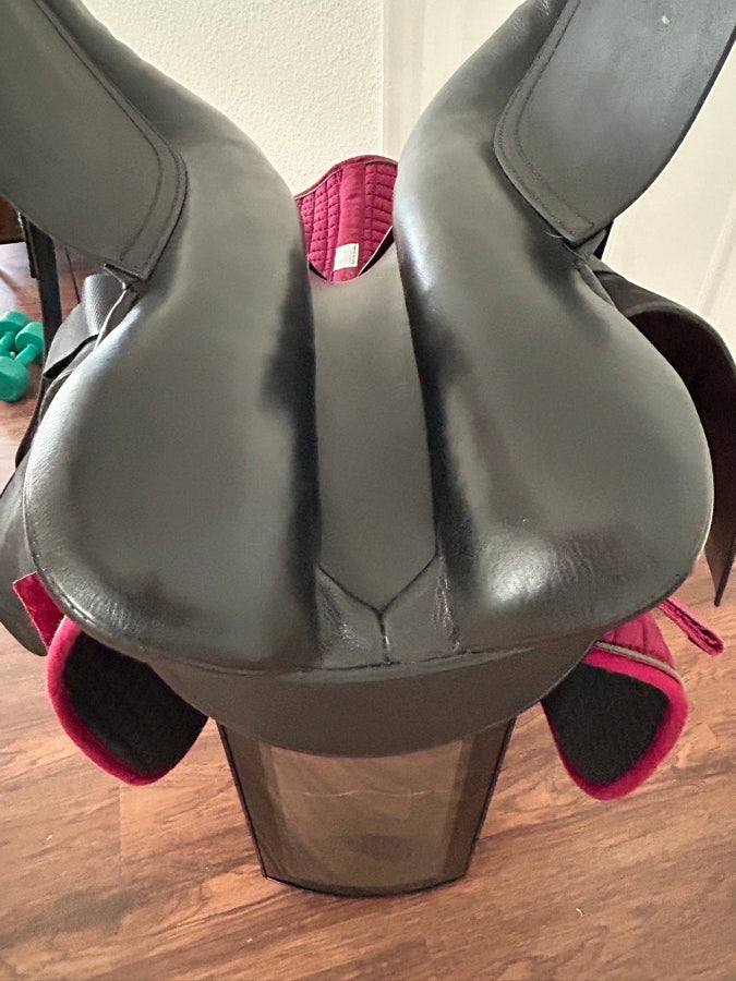 Black Country Eloquence Dressage Saddle