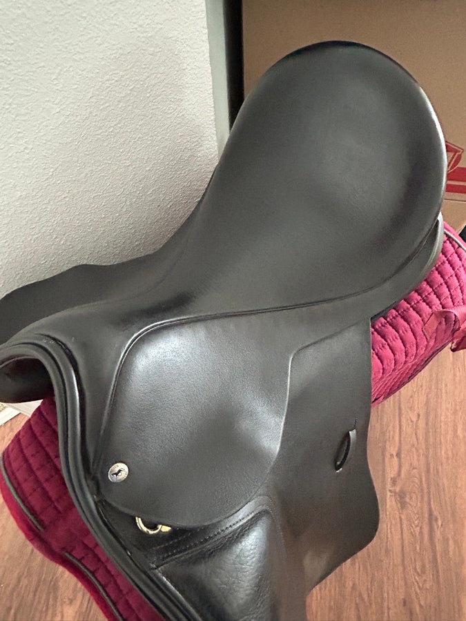 Black Country Eloquence Dressage Saddle