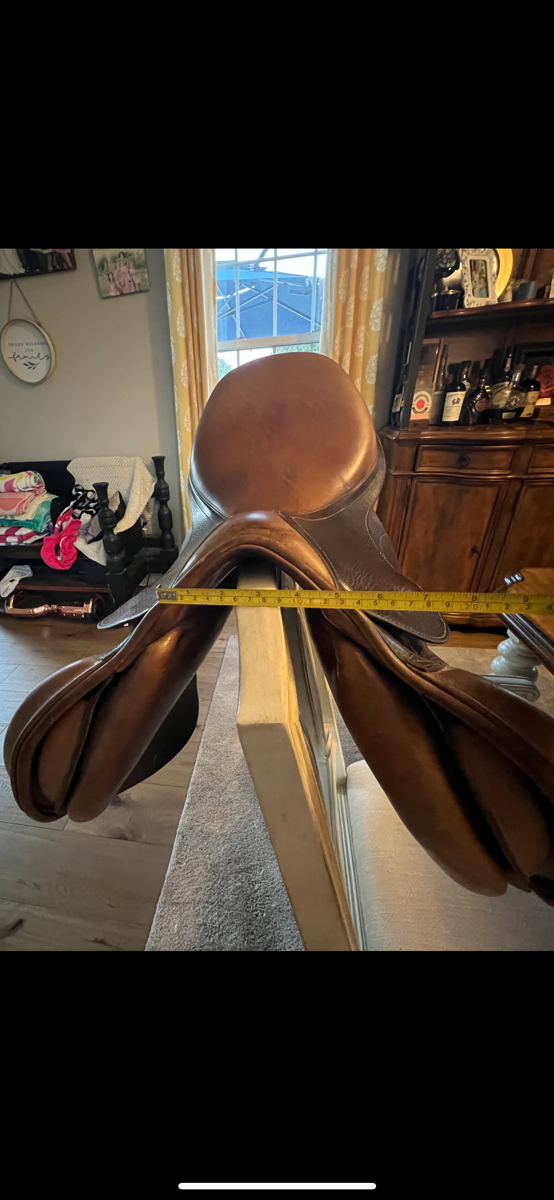 COLLEGIATE Collegiate jump saddle