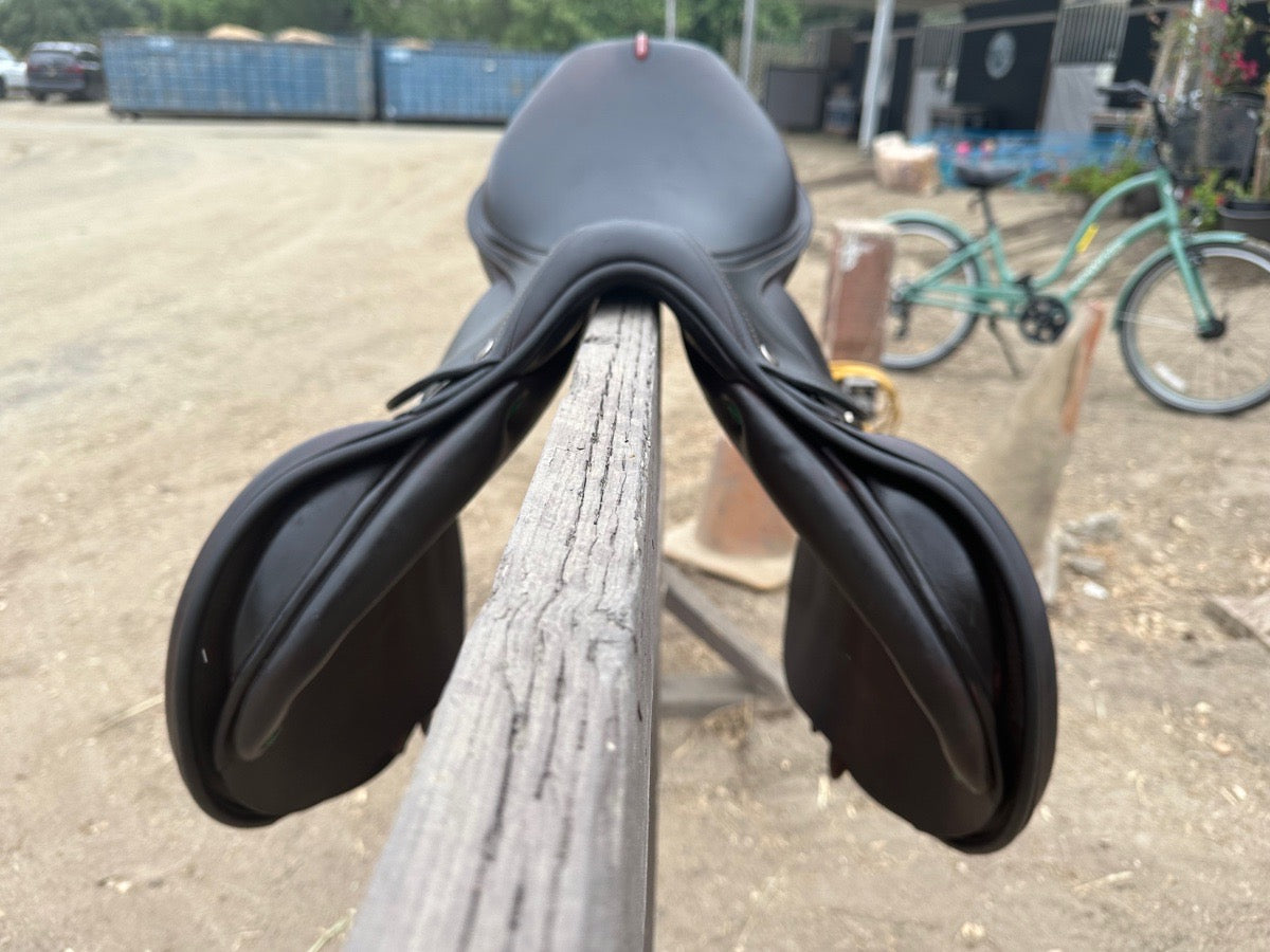 17.5  Equipe Jumping Saddle- Excellent Condition