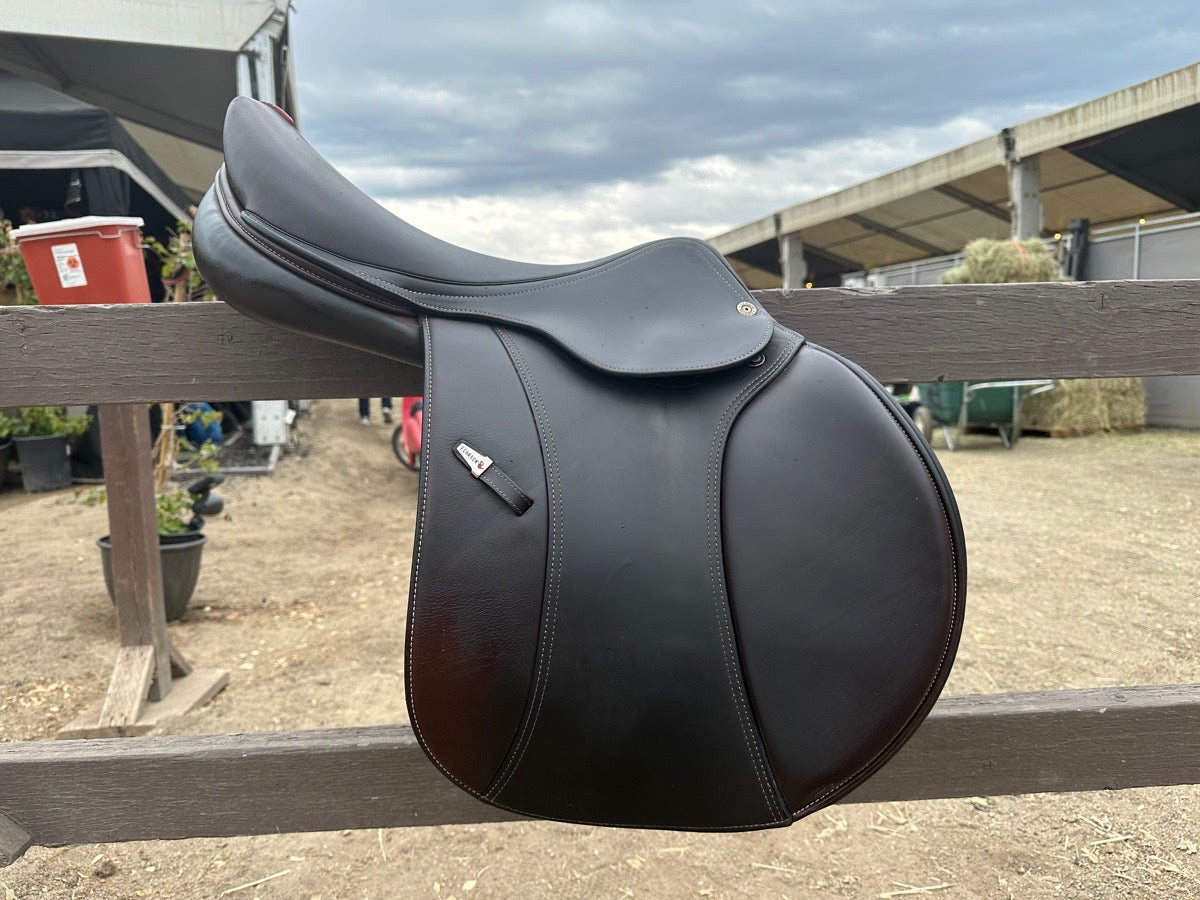 17.5  Equipe Jumping Saddle- Excellent Condition
