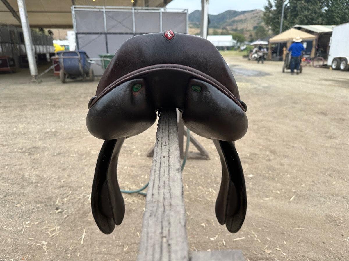 17.5  Equipe Jumping Saddle- Excellent Condition