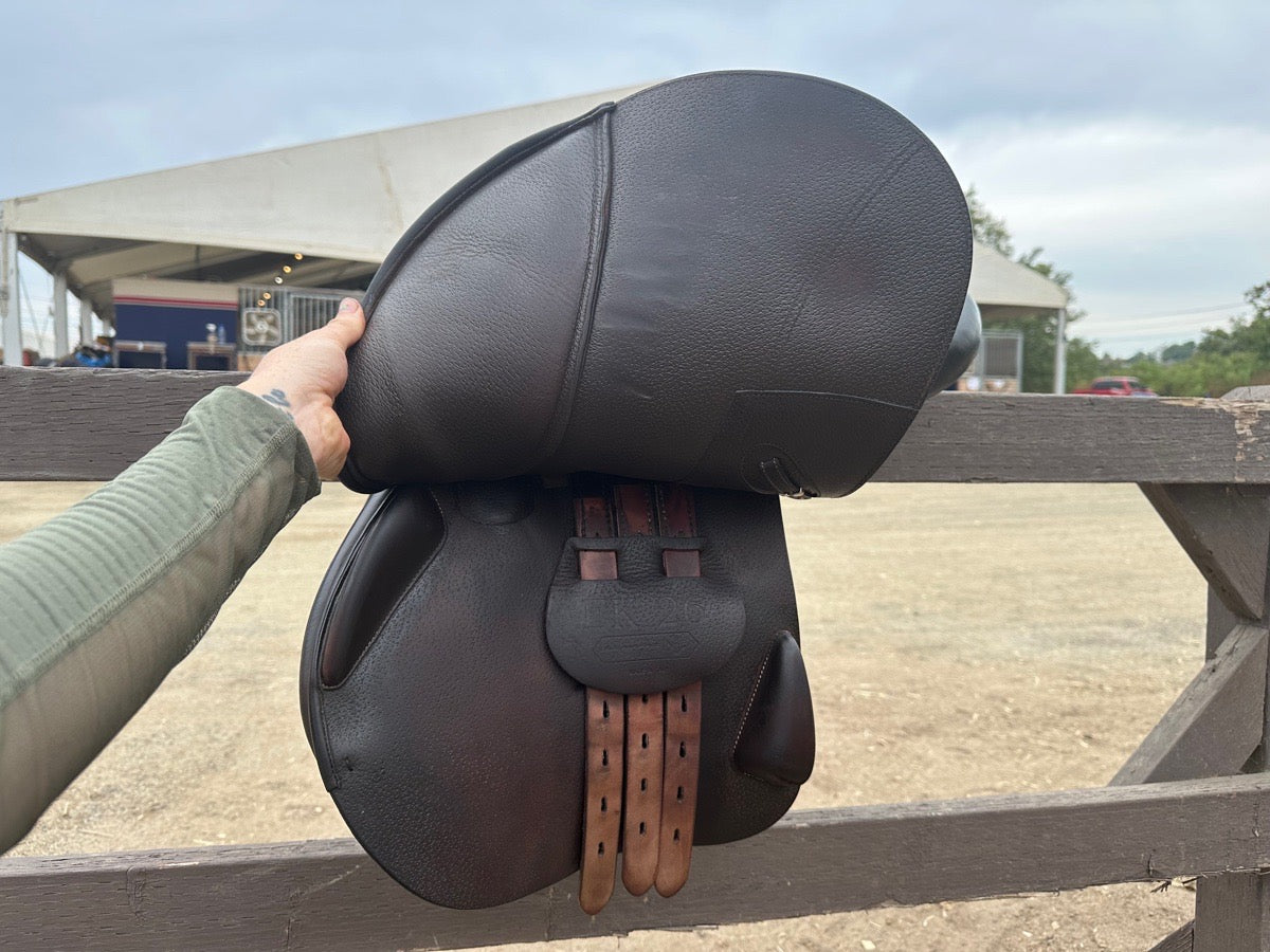 17.5  Equipe Jumping Saddle- Excellent Condition