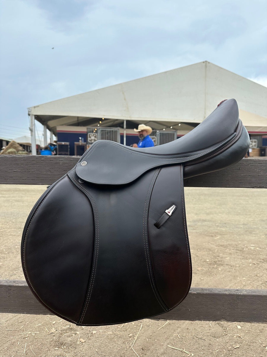 17.5  Equipe Jumping Saddle- Excellent Condition