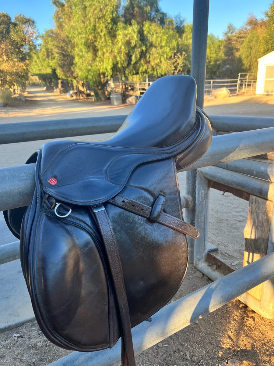 Hastilow concept jump saddle 17.5”