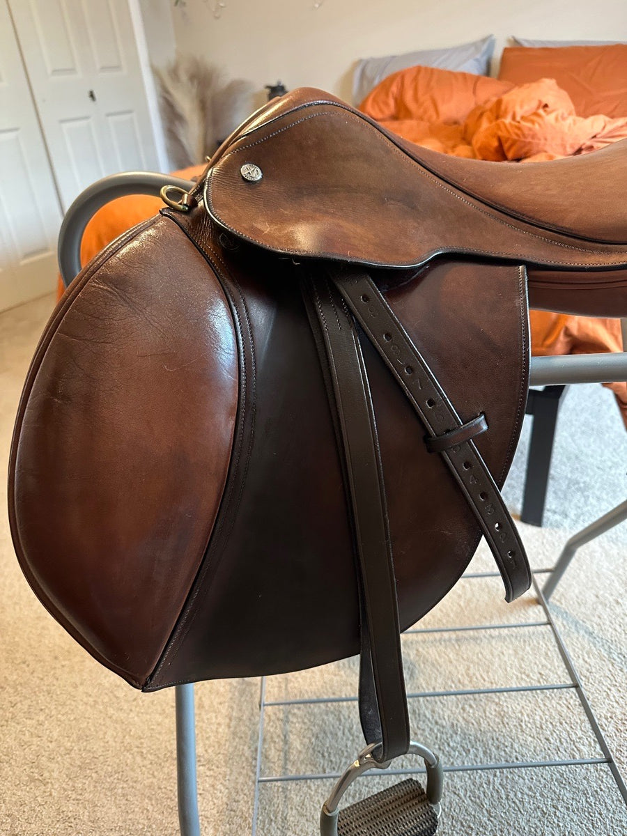 Crosby XL Close Contact 17” Saddle w/ Leathers